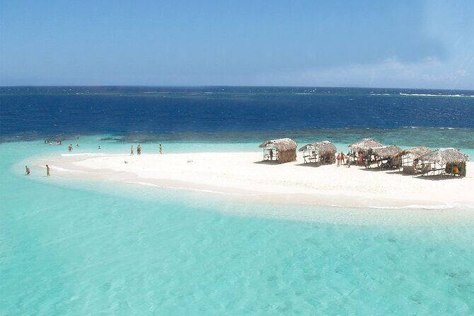 Cayo Arena Exclusive Tour with Lunch - Onboard drinks and service: where comfort shows up