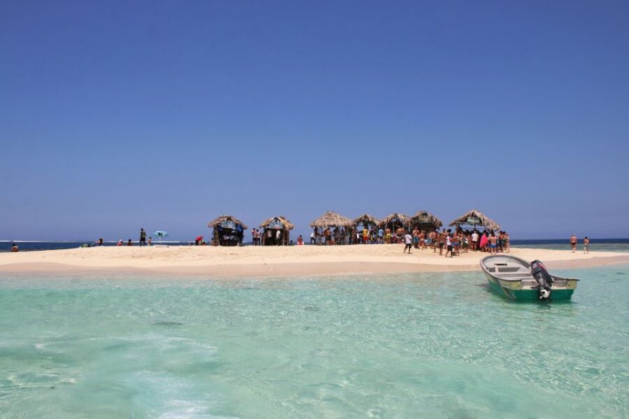 Cayo Arena: VIP Experience in Luxury Catamaran - Canapés, Floating Bar, and the Champagne-on-the-Sea Moment