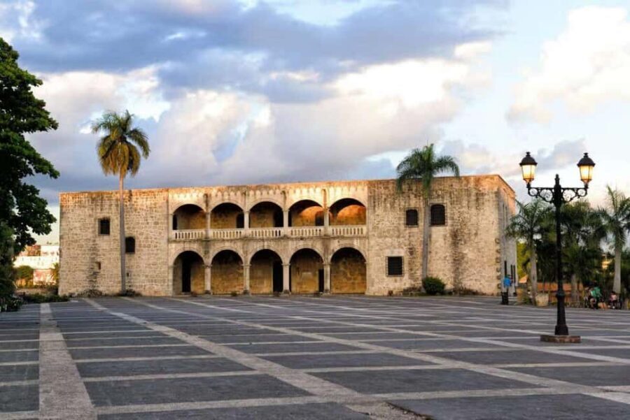 Colonial Zone: Historical Tour with a visit to the Columbus Lighthouse and Tres Ojos Park - Walking the big hitters: Cathedral, Calle Las Damas, forts, and museums