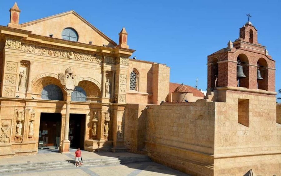 Colonial Zone: Historical Tour with a visit to the Columbus Lighthouse and Tres Ojos Park - Los Tres Ojos: Grottos and mineral-rich cenotes under the surface