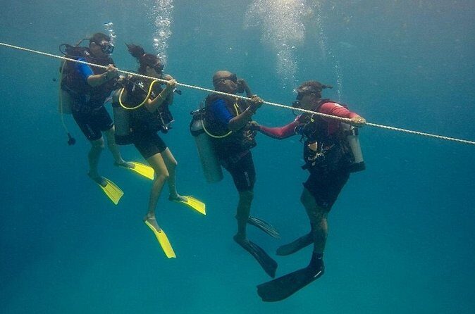 Discover Scuba Diving - DSD - Pool session training: clearing mask, regulator, and finding control