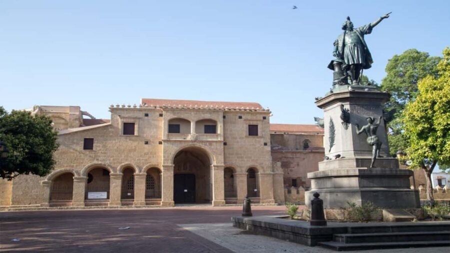 From Santo Domingo: Full day Historical Tour with Lunch - National Palace Area: Seeing Modern Power Next To Old Streets