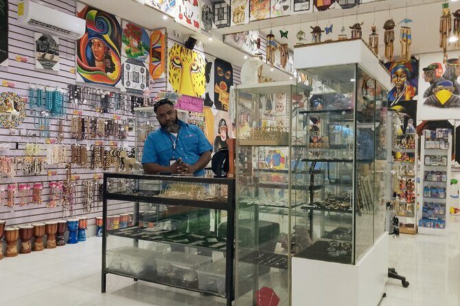 Guided Shopping Tour to WordMart Souvenirs - Round Trip Transport - The 3-hour flow: how the day stays open for you