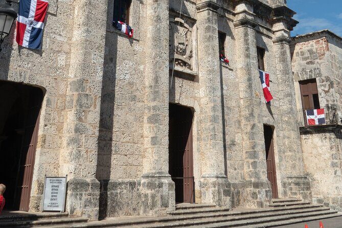 Guided Tour in the Colonial Zone of Santo Domingo - Fortress Ozama and quick views: not every stop is an entry