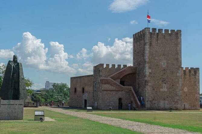 Guided Tour in the Colonial Zone of Santo Domingo - Parque Colón, San Francisco Monastery ruins, and Dominican Convent