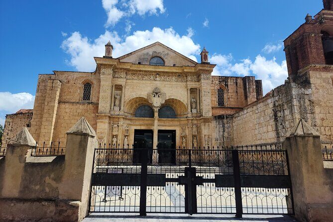 Half Day Excursion Colonial Zone, Faro to Colón, 3 Eyes Park - Parque Colón: The Colonial City’s Central Stage