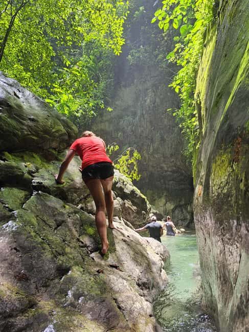 Hiking Tabernacle Thundering Waterfall - El Tabernáculo: a real river hike that ends at a wall of water