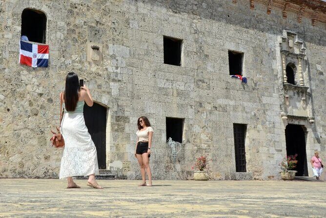 Historical Tour of Santo Domingo and 3 eyes Caves with Lunch - Alcázar de Colón: Gothic Style in the Colonial Mix