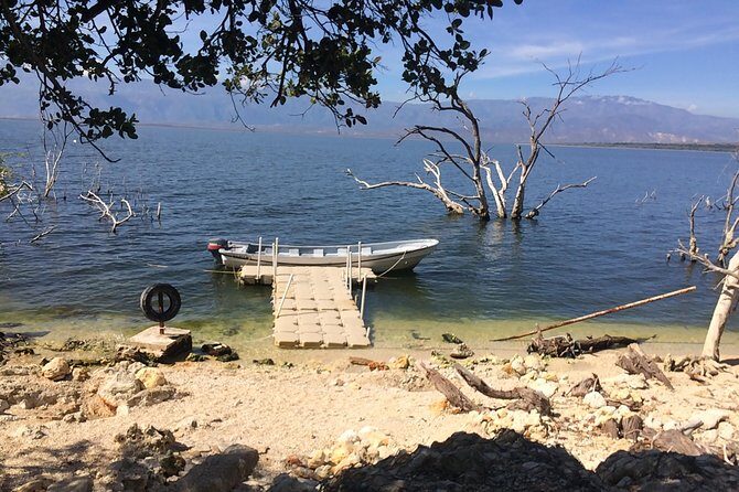Lake Enriquillo - Lake Enriquillo’s setting: why this place feels strange in a good way