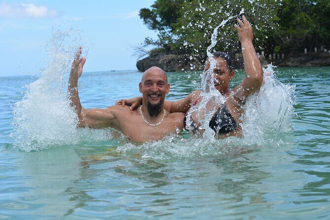 Local Excursion Blue Laguna el dudu - Lunch at Playa Grande plus the bus open bar strategy