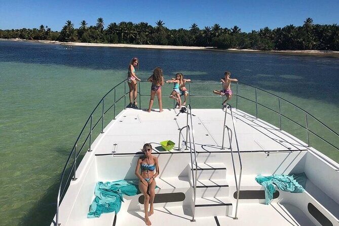 Party Boat - Private groups, snorkeling - Open Bar. - Open Bar After Snorkeling: Drinks, Snacks, and Party Energy