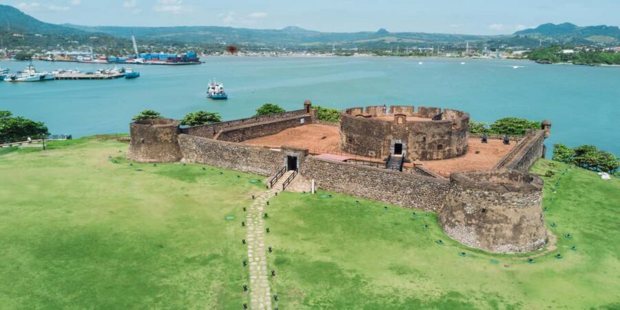 Puerto Plata: City tour through the historic old town - Shopping stops on foot: Island Treasures and the Melosa pedestrian zone