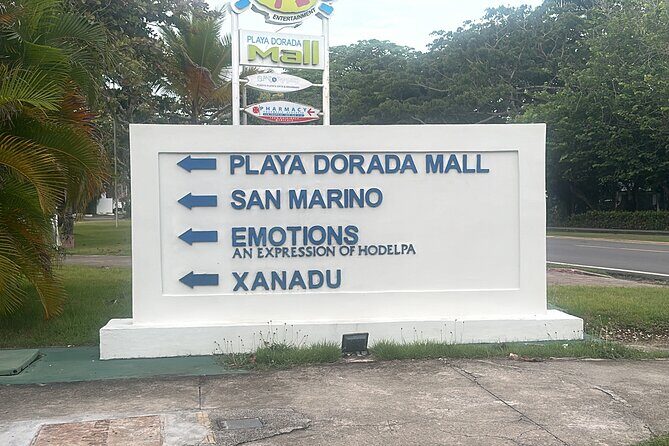 Puerto Plata VIP Airport Transfers, Shuttle & Transportation - Finding your representative fast: white shirt and the right sign