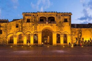 Santo Domingo City Tour: History of the Caribbean - Getting Oriented in Old Santo Domingo: Monuments, Architecture, and the Cathedral Stop
