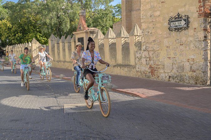 Santo Domingo: Colonial Zone Bike Tour - Regina’s Alley and the story of narrow lanes