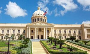 Santo Domingo: Colonial Zone Tour with tasting - From the meeting point at Parque Colón to the first big landmarks