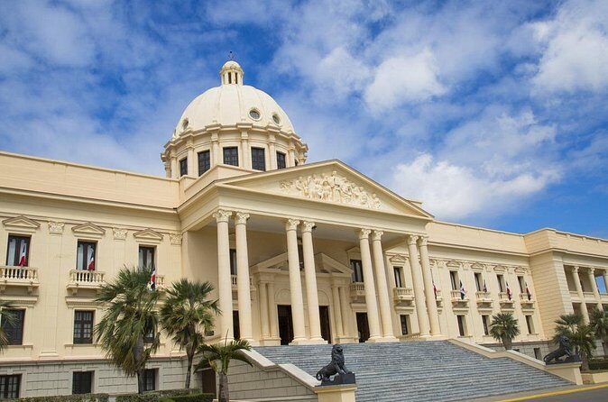 Santo Domingo Cultural Tour - The pace: walking, steps, umbrellas, and the Colonial Zone pressure to buy