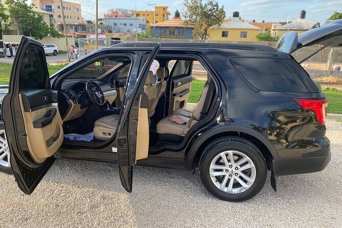 Santo Domingo Elite Transport: Premier and Stylish Car Services. - Included on board: Wi‑Fi, bottled water, and parking fees