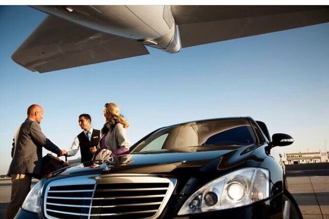 Santo Domingo Elite Transport: Premier and Stylish Car Services. - The pickup routine: arrivals hall, hotel lobby, and luggage help