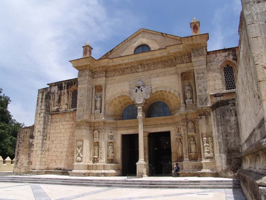 Santo Domingo: Historical City Tour - Basilica Cathedral of Santa María la Menor: More Than a Pretty Facade