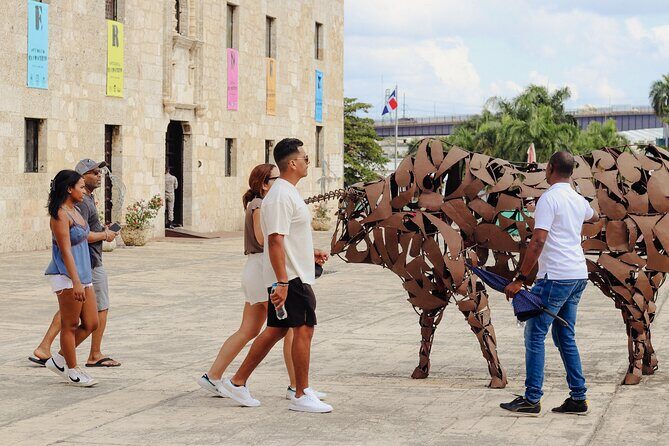 Santo Domingo Small Group Walking Tour: Beer and Specialty Coffee - Parque Colón: Columbus in the center of the map