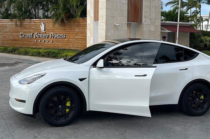 Transfer in Tesla from SDQ Airport to Santo Domingo - Timing, hours, and using the mobile ticket
