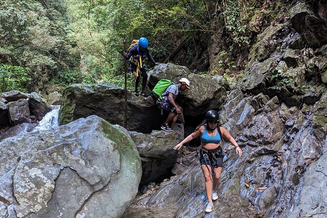 Trekking/rappelling waterfalls in Dominican Republic - Tabernacle Thundering Waterfall: guided or freer rappelling