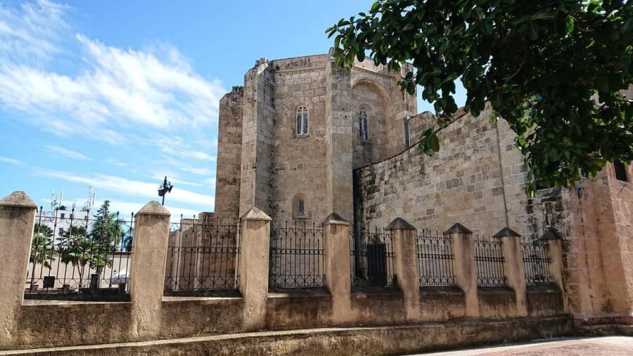 Zona Colonial Hictorical Tour with a local artist - From San Francisco Ruins to Puerta del Conde: your 90-minute route