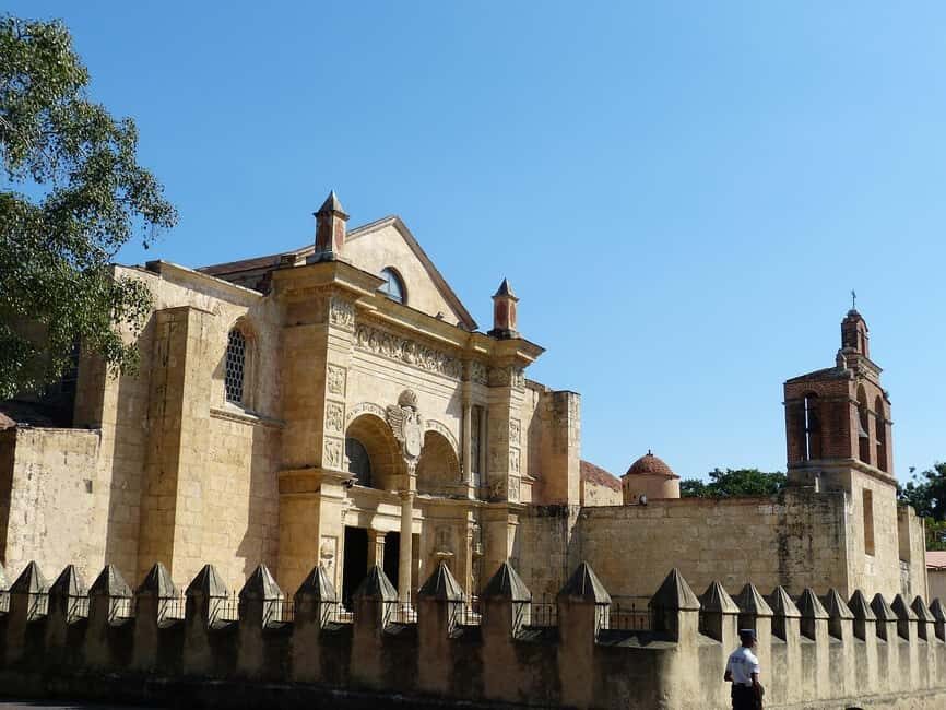 Zona Colonial Hictorical Tour with a local artist - Who should book this tour
