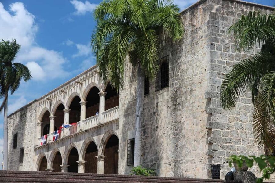 Zona Colonial Hictorical Tour with a local artist - GaudyMercy: the local artist who narrates the Colonial Zone