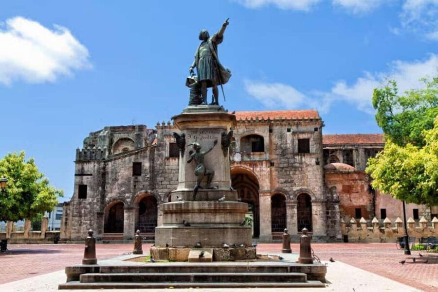 Zona Colonial: Recorrido Histórico con Chocolate y Mamajuana - Wax Museum and Nicolás de Bari Hospital: How the Past Shapes the Present